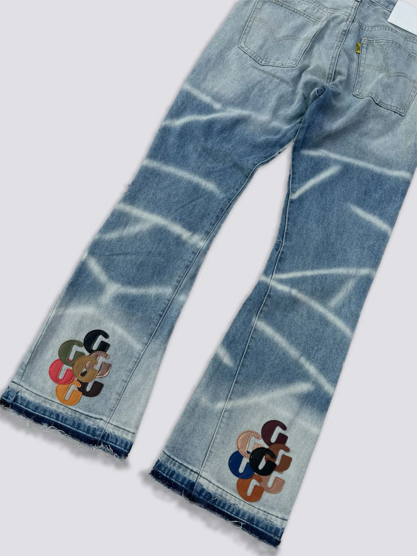 -Size upper body P240#G66 GALLERY DEPT. Denim spliced ​​with all-over printed leather ripped bell-bottoms, washed and distressed jeans. GALLERY is attracted by these bell-bottoms. Whether it is a reset of Carhartt or Levis, they all create a strong brand style. Since these pants are modified from rare vintage, the production capacity is limited. Therefore, after many icons wore them, these pants were once hard to find. Later, perhaps due to the improvement of GD's business in the past two years and the expansion of production lines, the brand itself lowered the price, so I can't wait any longer for these pants this year and will definitely buy them. During the process of the denim washing plant, the owner of the washing plant helped introduce a boss who had worked for Levi's foundry and started his own business. This also paved the way for the following styles. Therefore, Levi's remodeled single product for the base plate is really familiar. Whether it is the fabrics supplied or the lathes used in production, there is nothing to choose from. -Color: blue -Size: S-XXL (corresponding to 28-36)